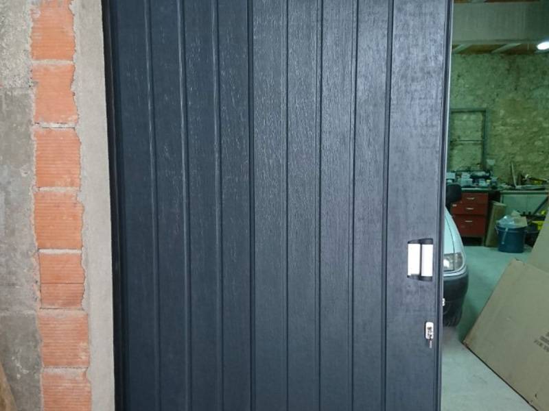 porte de garage noire